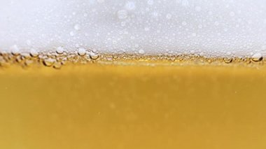 Bir bardak hafif biranın içindeki oksijen kabarcıkları.