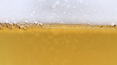 Bir bardak hafif biranın içindeki oksijen kabarcıkları.