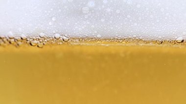 Bir bardak hafif biranın içindeki oksijen kabarcıkları.