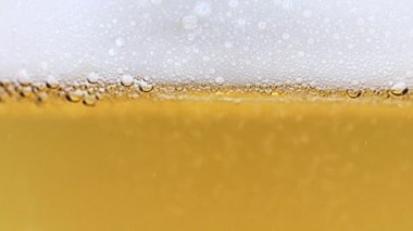 Bir bardak hafif biranın içindeki oksijen kabarcıkları.