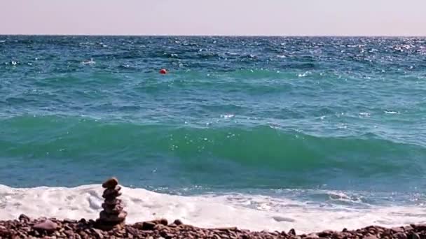 Hermosas Olas Playa Guijarros Como Lugar Para Recreación Activa — Vídeo de stock