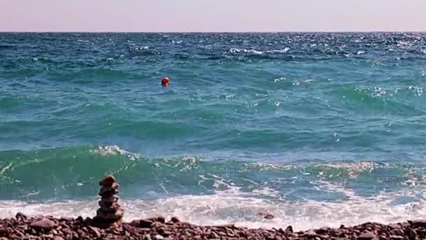 Красиві Хвилі Гальковий Морський Пляж Місце Активного Відпочинку — стокове відео