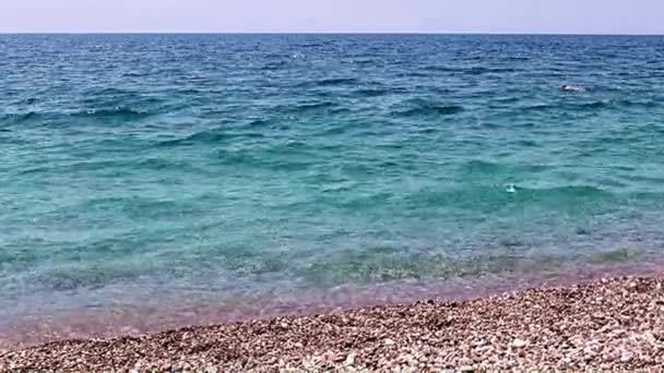 Красивые Волны Галечный Морской Пляж Место Активного Отдыха — стоковое видео