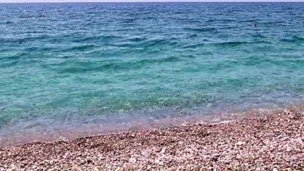 Aktif Eğlence Için Güzel Dalgalar Çakıl Taşlı Deniz Plajı — Stok video