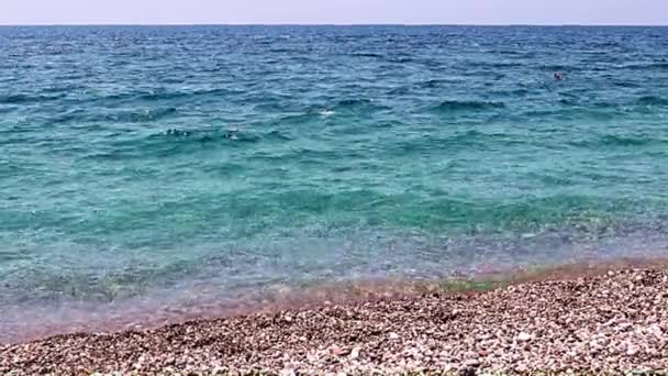 Hermosas Olas Playa Guijarros Como Lugar Para Recreación Activa — Vídeo de stock