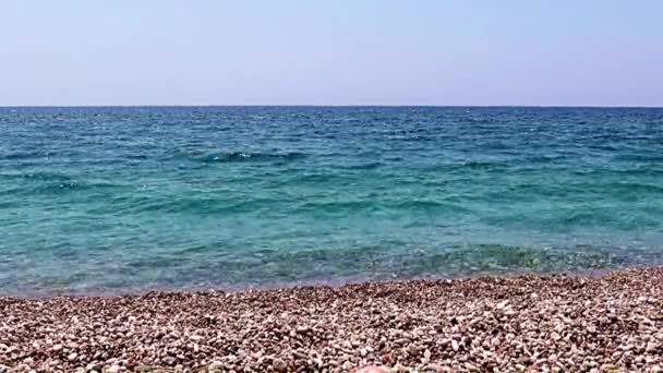 Ombak Yang Indah Dan Pantai Laut Kerikil Sebagai Tempat Untuk — Stok Video