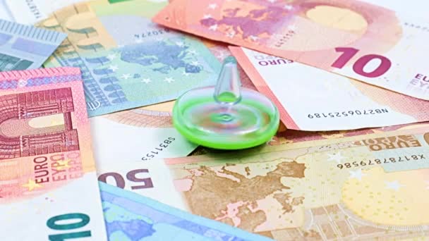 Вращение Детского Пластикового Вихря Стопке Бумажных Евро Символ Устойчивости Финансового — стоковое видео