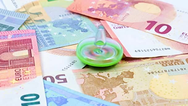 Rotazione Mulinello Giocattolo Plastica Bambini Mucchio Carta Euro Come Simbolo — Video Stock