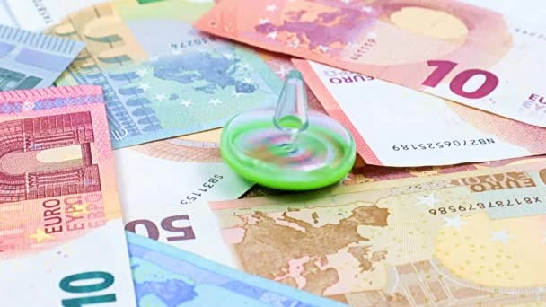 Вращение Детского Пластикового Вихря Стопке Бумажных Евро Символ Устойчивости Финансового — стоковое видео