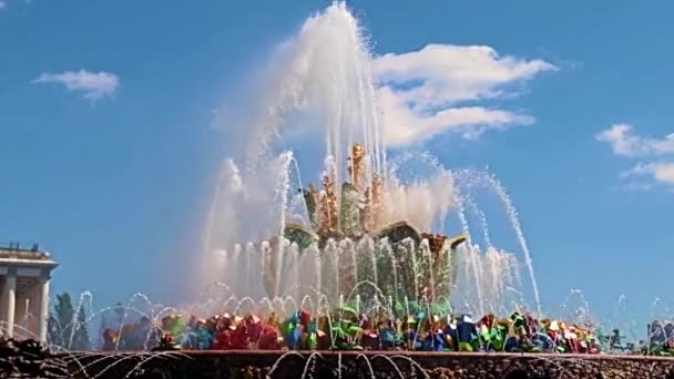 モスクワ市の公園の石の花の噴水の澄んだ水のジェット — ストック動画