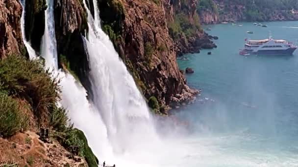 Krásný Rychlý Tok Horního Duden Vodopádu Rezidenční Čtvrti Lara Antalya — Stock video