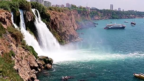 アンタルヤのララの住宅街の上段の滝の美しい迅速な流れトルコ — ストック動画