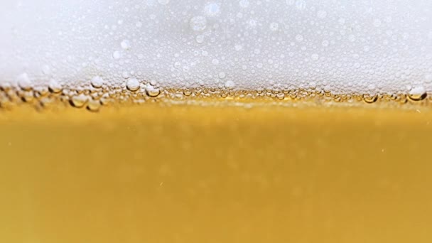Heerlijk Stromende Stroom Zuurstofbellen Een Glas Licht Bier — Stockvideo