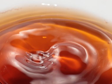 Sert bir içki damlası bir sıvının yüzeyine düşer.