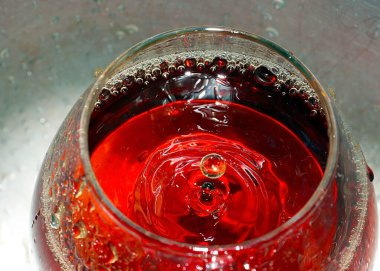 Bardakta bir damla sert alkol.