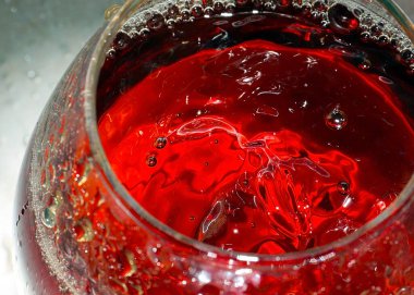 Bardakta bir damla sert alkol.