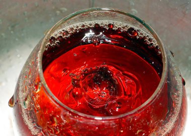 Bardakta bir damla sert alkol.