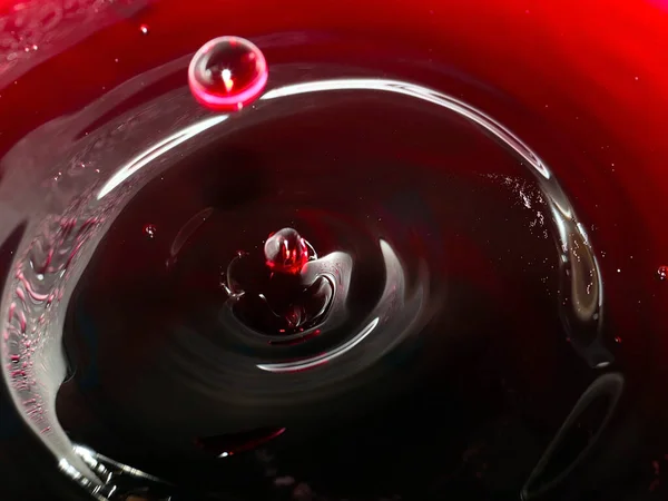 Bir Damla Suya Çarptıktan Sonra Kırmızı Bir Sıvının Yüzeyindeki Garip — Stok fotoğraf