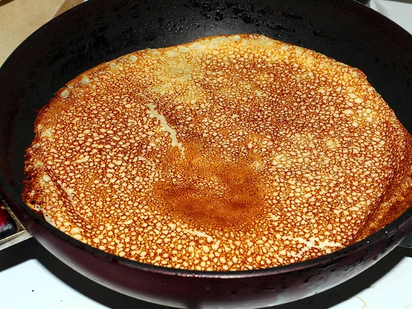 Kızartma Tavasında Tatlı Krep Pişiriyorum — Stok fotoğraf