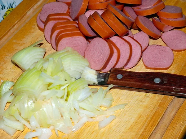 Cortando Cebolas Frescas Salsichas Para Cozinhar Jantar — Fotografia de Stock