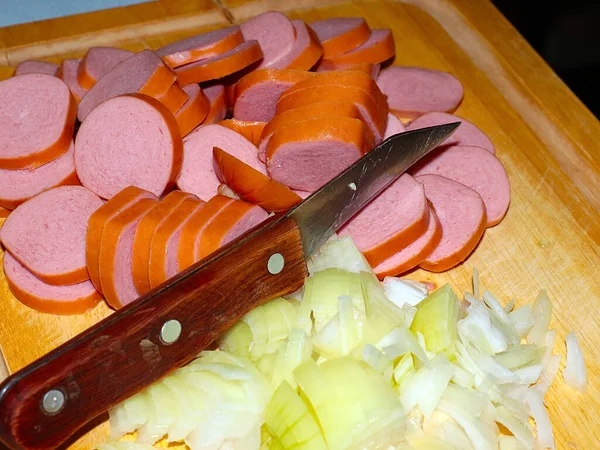 Cortando Cebolas Frescas Salsichas Para Cozinhar Jantar — Fotografia de Stock