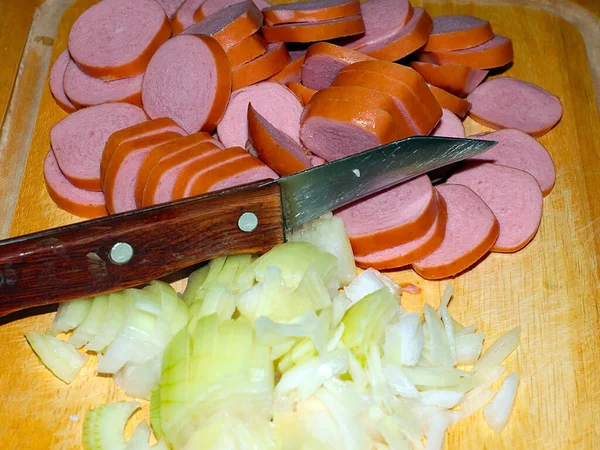 Cortando Cebolas Frescas Salsichas Para Cozinhar Jantar — Fotografia de Stock