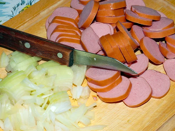 Cortando Cebolas Frescas Salsichas Para Cozinhar Jantar — Fotografia de Stock