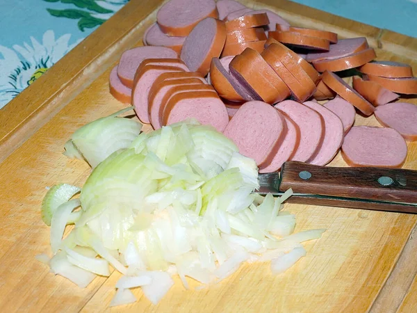 Cortando Cebolas Frescas Salsichas Para Cozinhar Jantar — Fotografia de Stock