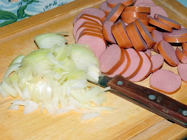 Schneiden Von Frischen Zwiebeln Und Würstchen Für Das Abendessen — Stockfoto