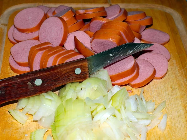 Cortando Cebolas Frescas Salsichas Para Cozinhar Jantar — Fotografia de Stock