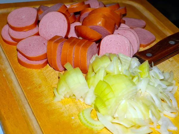 Cortando Cebolas Frescas Salsichas Para Cozinhar Jantar — Fotografia de Stock