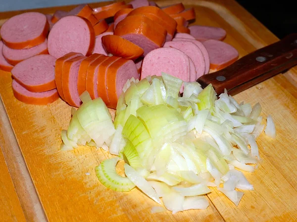 Cortando Cebolas Frescas Salsichas Para Cozinhar Jantar — Fotografia de Stock