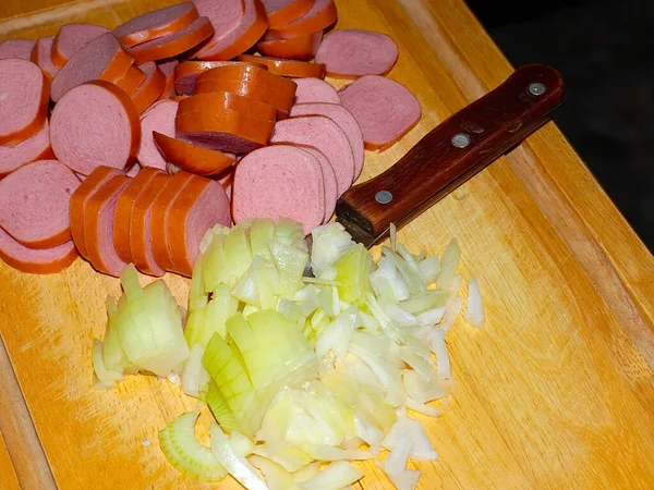 Cortando Cebolas Frescas Salsichas Para Cozinhar Jantar — Fotografia de Stock