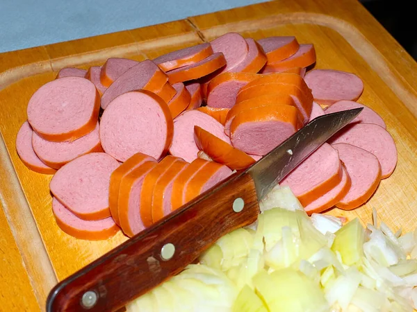 Schneiden Von Frischen Zwiebeln Und Würstchen Für Das Abendessen — Stockfoto