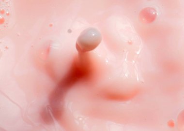 Yüzeyde bir damla pembe sıvı