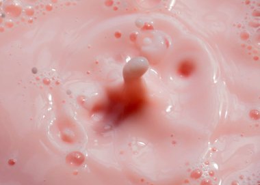 Yüzeyde bir damla pembe sıvı