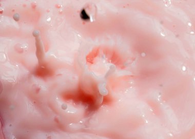 Yüzeyde bir damla pembe sıvı