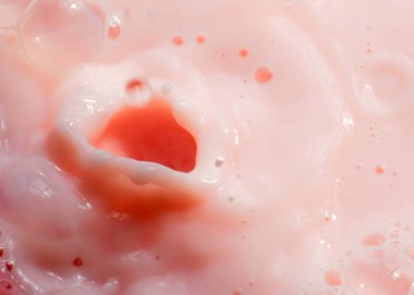 Yüzeyde bir damla pembe sıvı