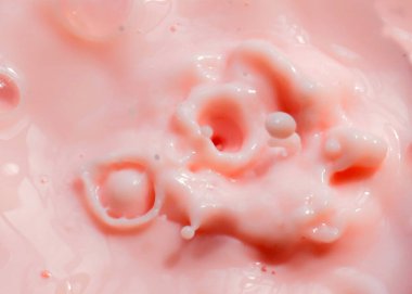 Yüzeyde bir damla pembe sıvı