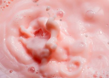 Yüzeyde bir damla pembe sıvı