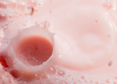 Yüzeyde bir damla pembe sıvı