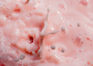 Yüzeyde bir damla pembe sıvı