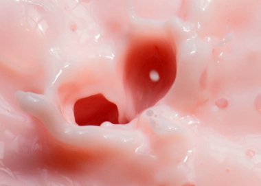 Yüzeyde bir damla pembe sıvı