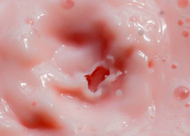 Yüzeyde bir damla pembe sıvı