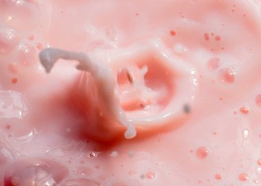 Yüzeyde bir damla pembe sıvı