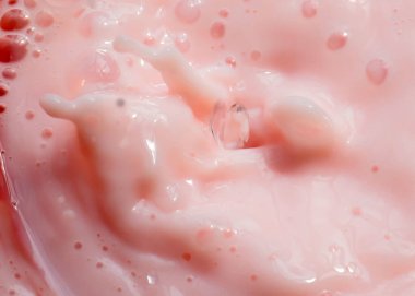 Yüzeyde bir damla pembe sıvı