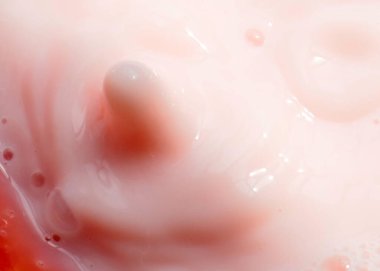 Yüzeyde bir damla pembe sıvı