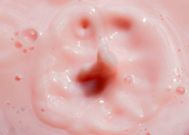 Yüzeyde bir damla pembe sıvı