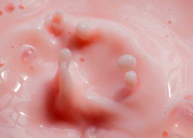 Yüzeyde bir damla pembe sıvı