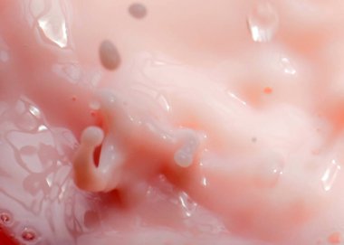 Yüzeyde bir damla pembe sıvı